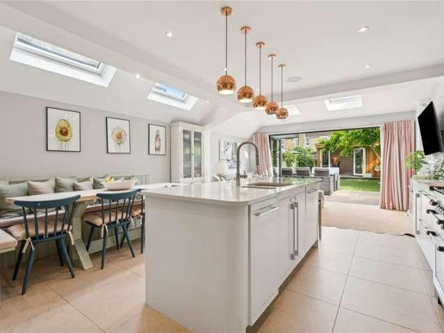 House for sale in Summerstown, Greater London