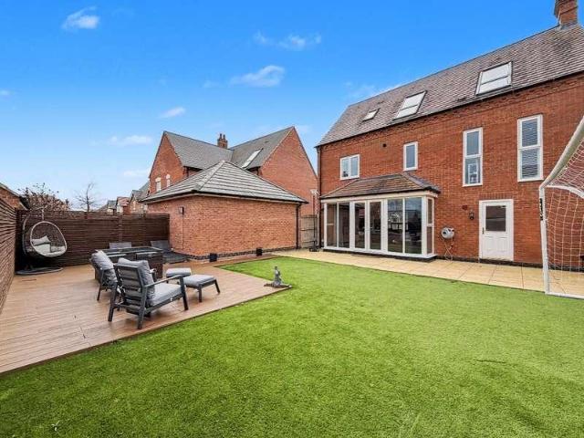 House for sale in Houlton, New Bilton