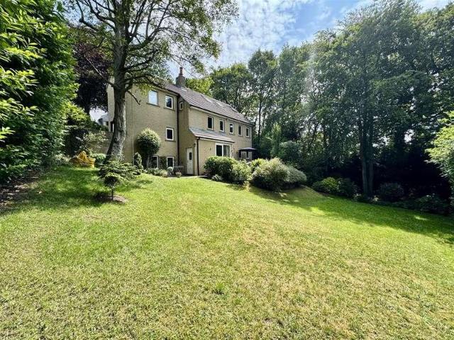 House for sale in Huddersfield, Highburton