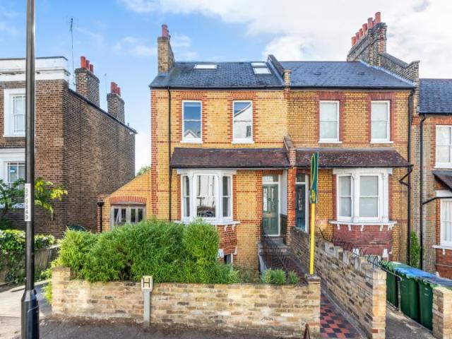 House for rent in Charlton, Greater London