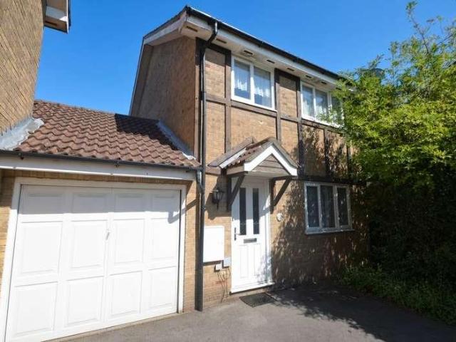 Apartment for rent in Row Town, Surrey