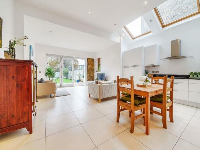 House for rent in Earlsfield, Greater London