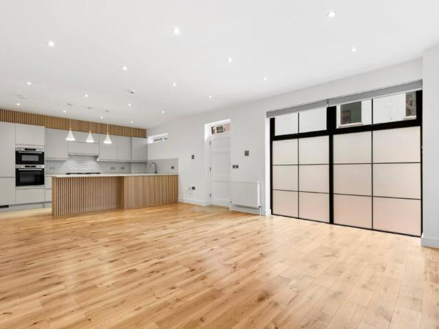 Townhouse for rent in Kensington, Earl's Court