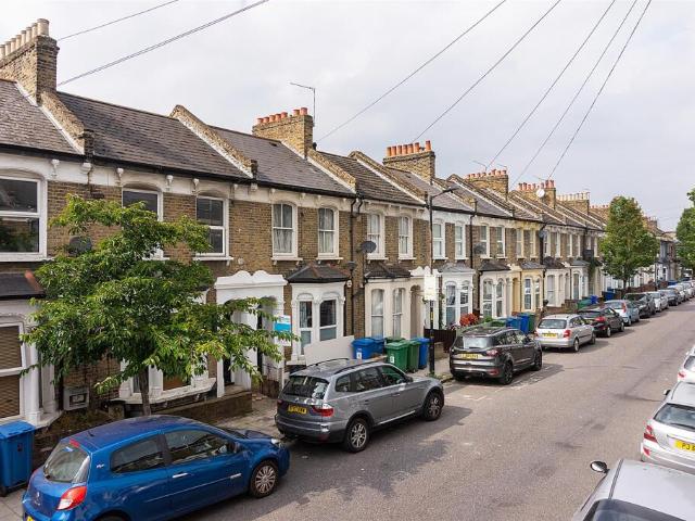 Terraced House for rent in Camberwell, Peckham