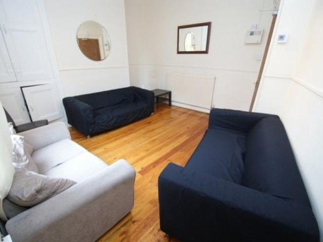 Room for rent in Hyde Park, West Yorkshire