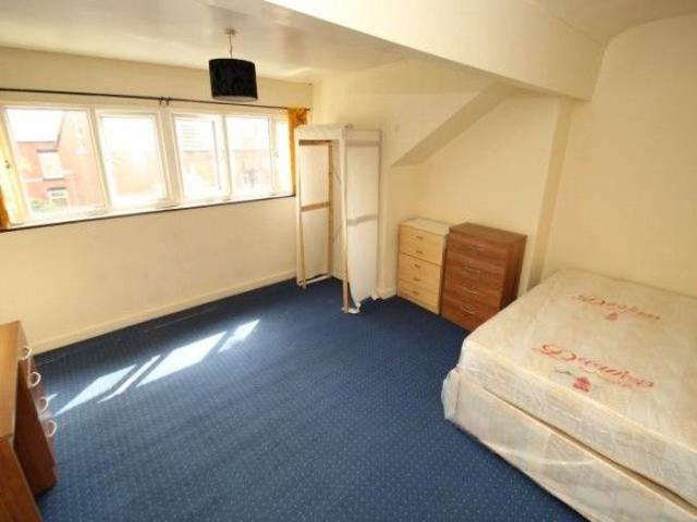 Room for rent in Hyde Park, West Yorkshire