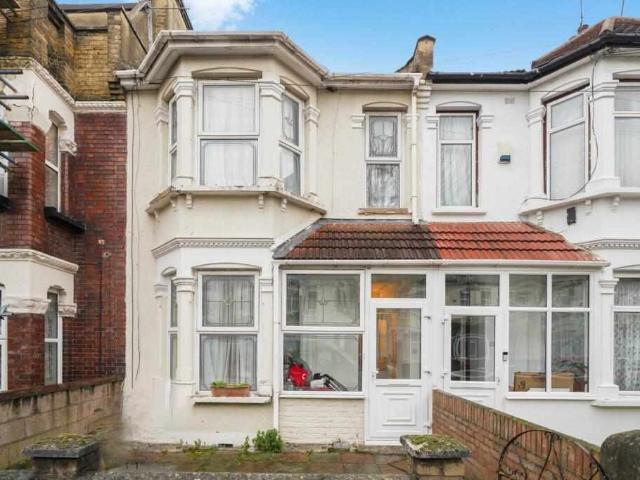 Terraced House for sale in London, Upton Park