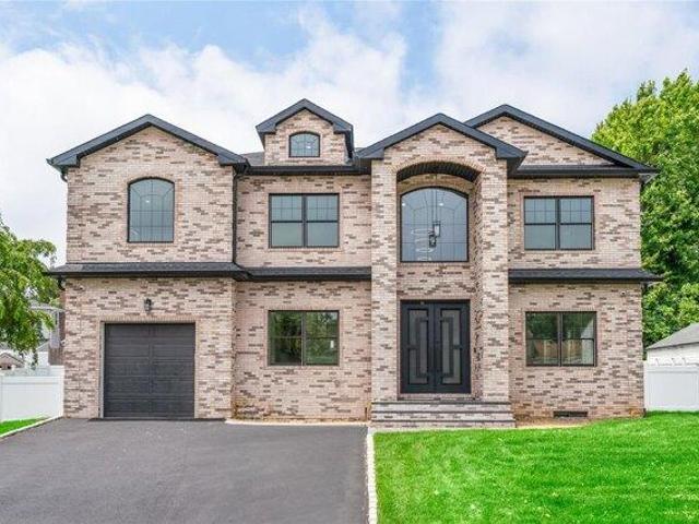 House for sale in Albertson