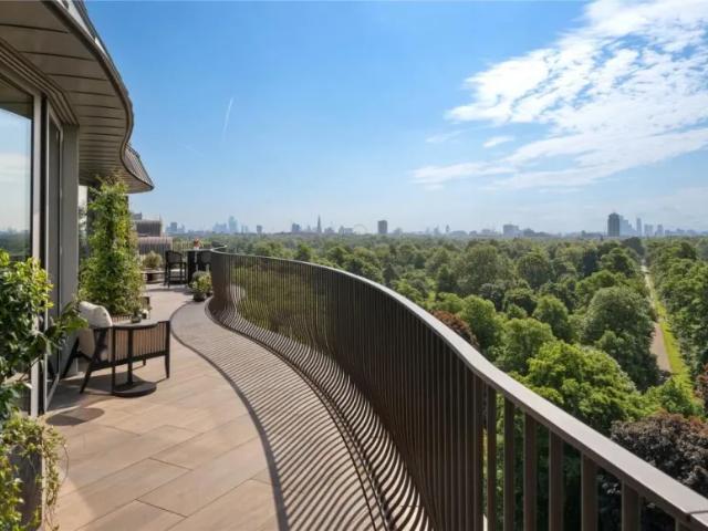 Apartment for sale in Bayswater, Greater London