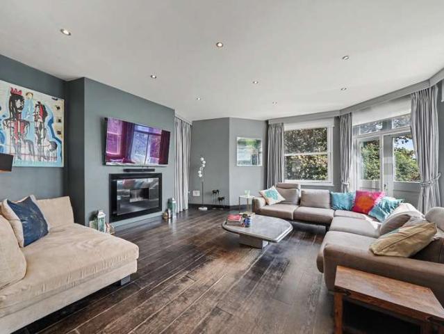 Apartment for sale in West Hampstead, Greater London