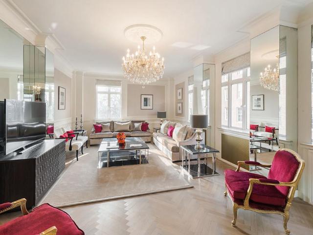 Flat for sale in Mayfair, Greater London