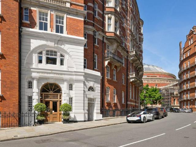 Flat for sale in Knightsbridge, Greater London