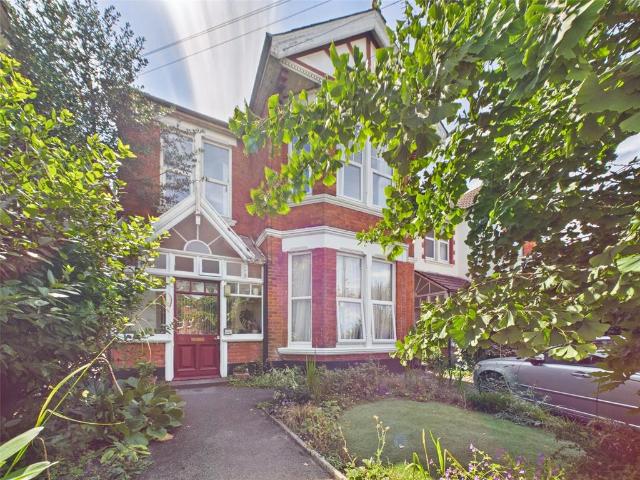 Flat for sale in Pokesdown, Bournemouth
