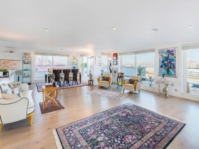 Flat for sale in Wandsworth, Greater London