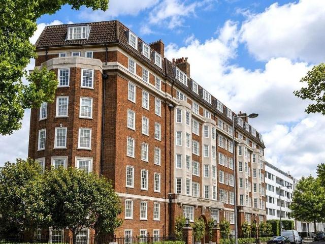 Flat for sale in Brompton, Greater London