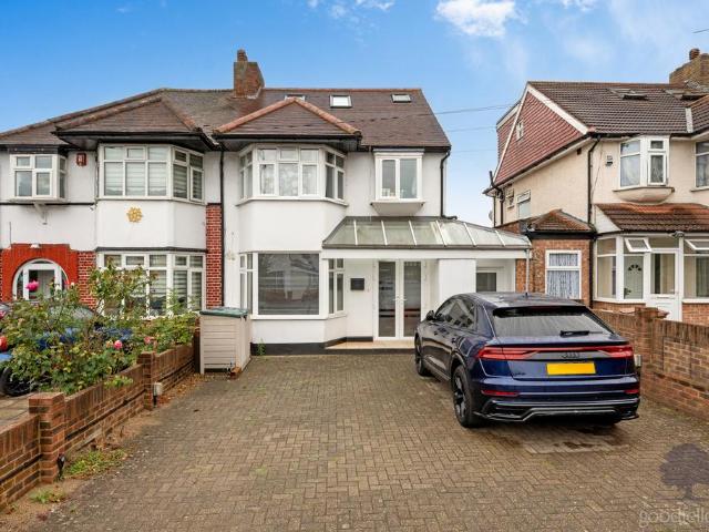 Flat for rent in Rosehill, Greater London