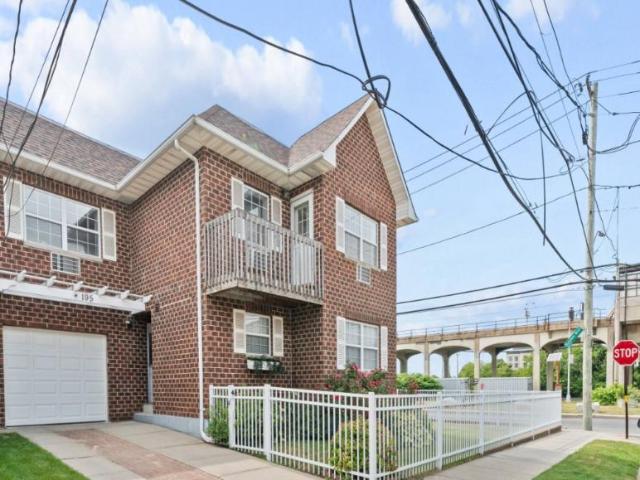 Townhouse for sale in Queens, Arverne