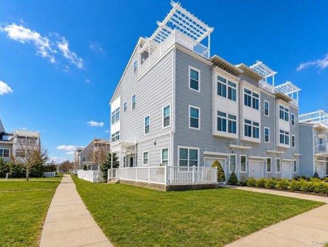House for sale in Queens, Arverne