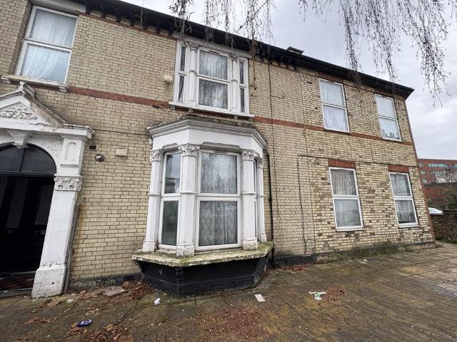 Flat for sale in Hornsey, Greater London