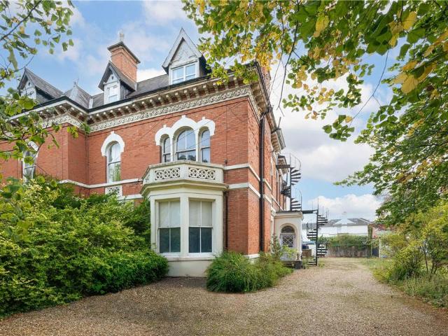 Flat for sale in Clarendon Park, Leicester