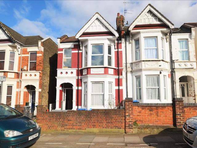 Flat for sale in Harlesden, Greater London