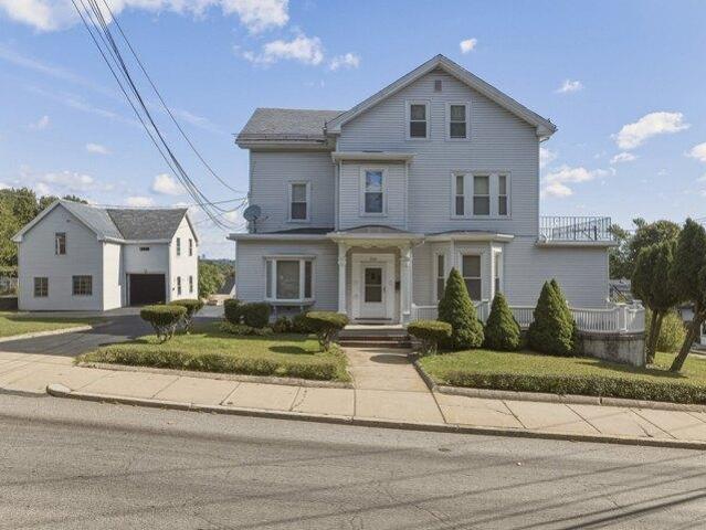 House for sale in Clarendon Hills, Boston