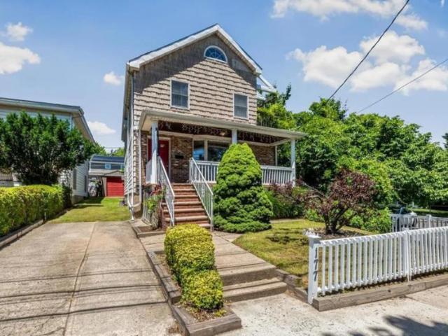 House for sale in The Bronx, Arverne