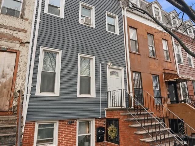Townhouse for sale in Arverne, New York