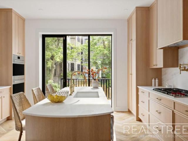 Townhouse for sale in Arverne, New York