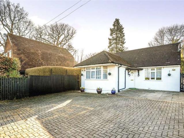 Bungalow for sale in Harrow Weald, Greater London