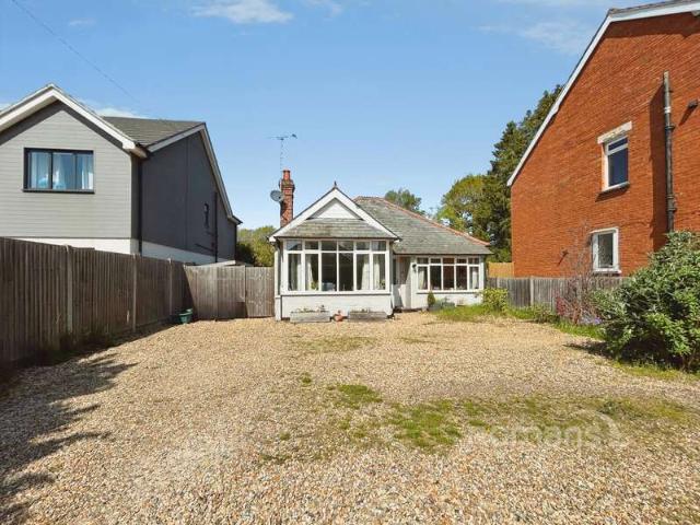 Bungalow for sale in Fleet, Hart