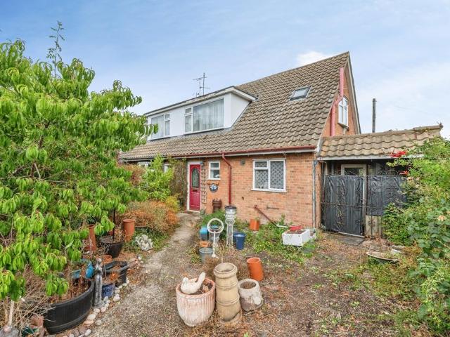 Bungalow for sale in Stroud Green, Barling