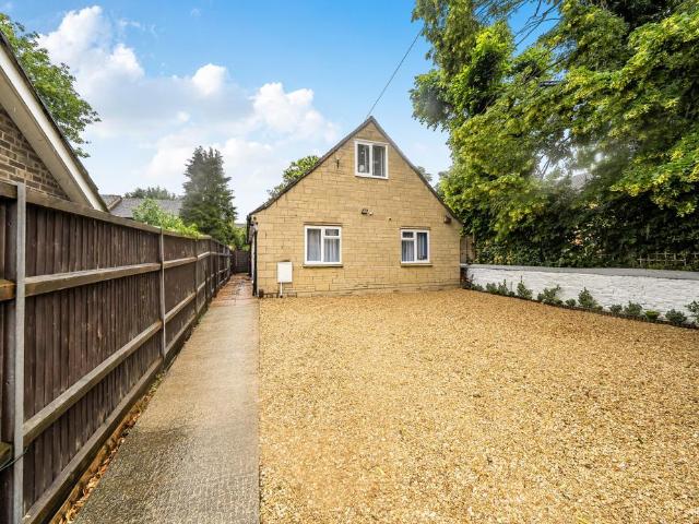 Bungalow for sale in The Slade, Oxfordshire