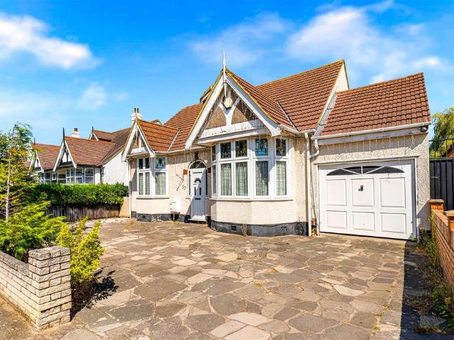 Bungalow for sale in Seven Kings, Greater London