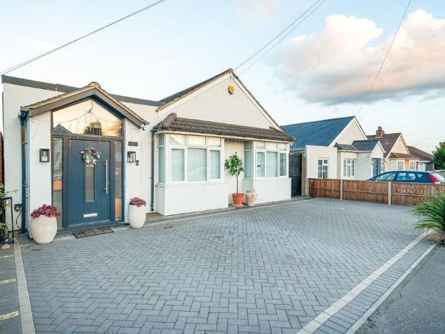 Bungalow for sale in Cippenham, Slough