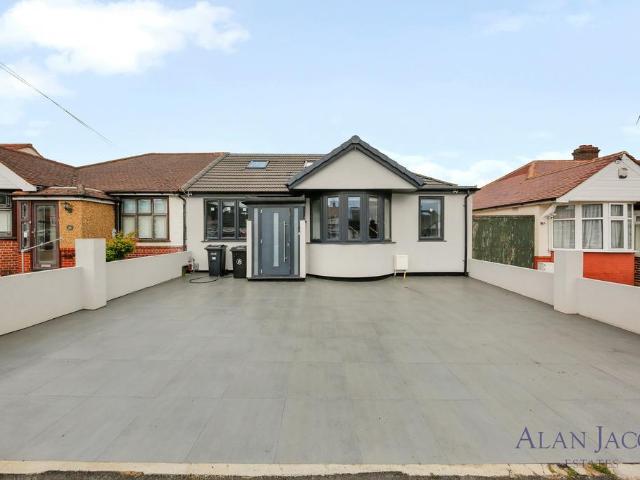 Bungalow for sale in Fairlop, Greater London