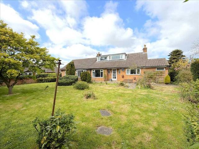 House for sale in Cayton