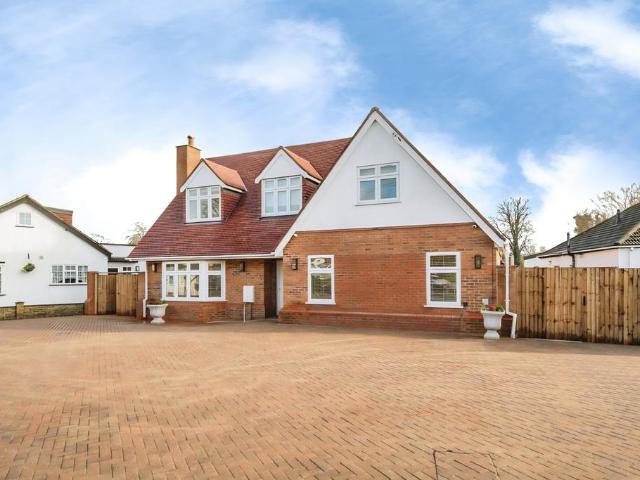 Bungalow for sale in Denham