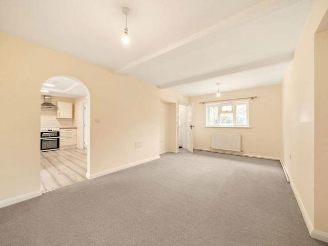House for rent in Chattern Hill, Lower Halliford