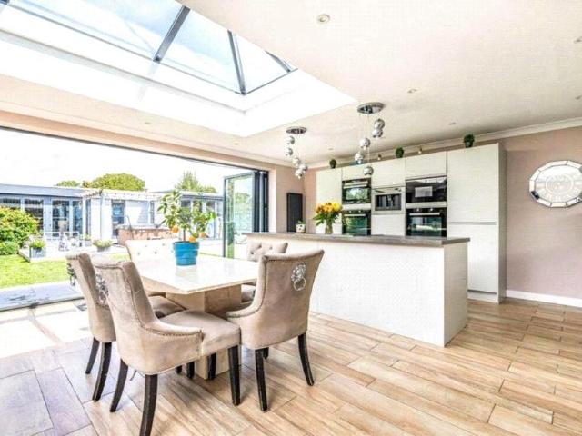 Bungalow for rent in Littlecote, West Sussex