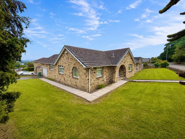 Bungalow for rent in Fixby, West Yorkshire