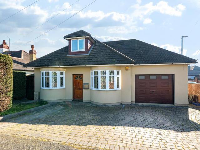 Bungalow for rent in Barnehurst, Greater London