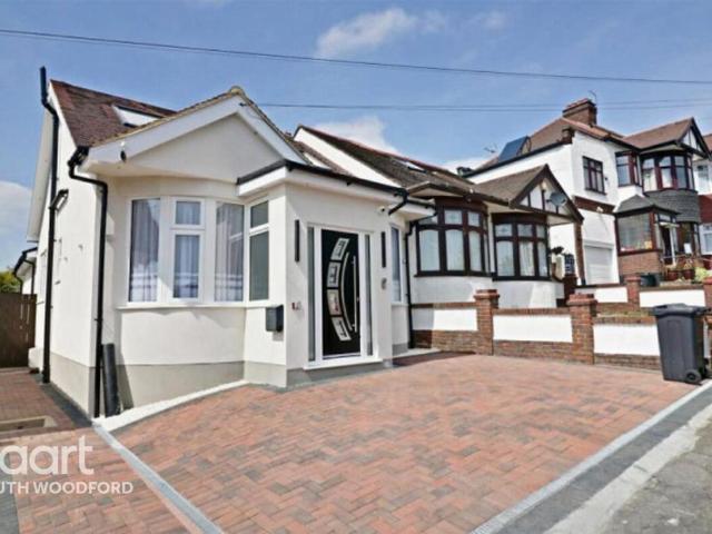 Bungalow for rent in London Borough of Redbridge, Greater London