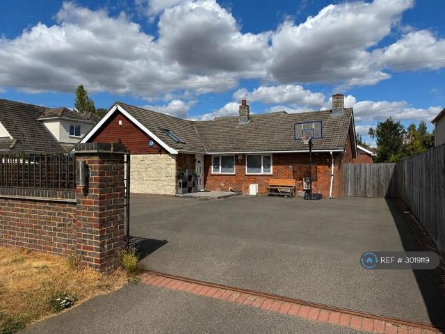 Bungalow for rent in Chesham, Chartridge