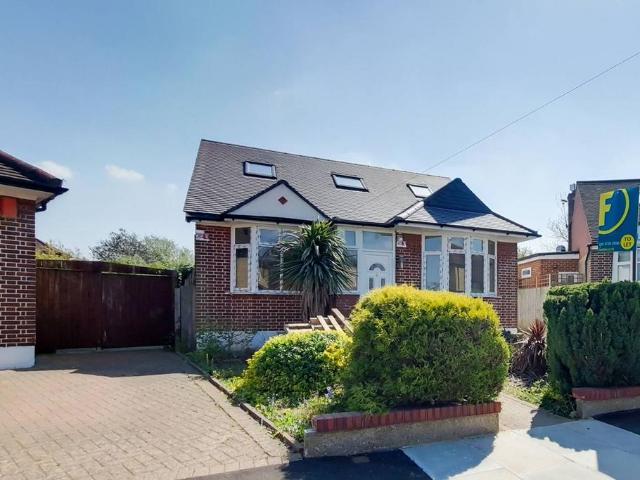 Bungalow for rent in Lane, Greater London