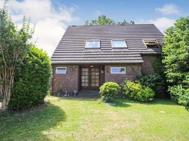Bungalow for rent in Emerson Park, Greater London