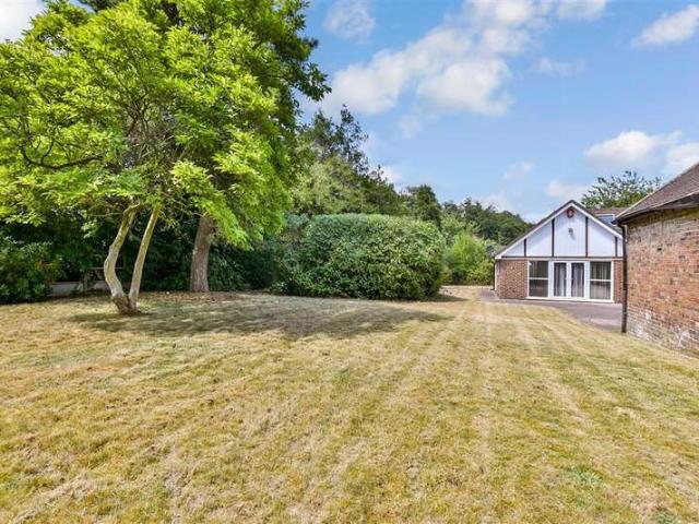 Cottage for sale in Nork, Red Hill
