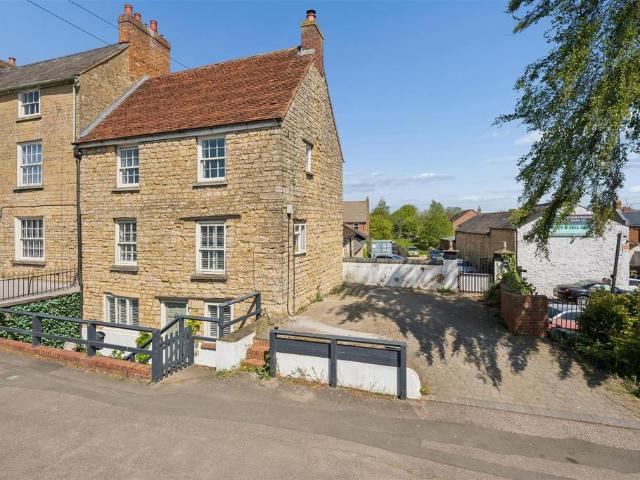House for sale in Old Stratford, Northamptonshire