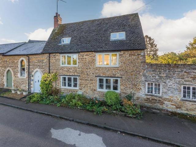 House for sale in Middleton Cheney, West Northamptonshire