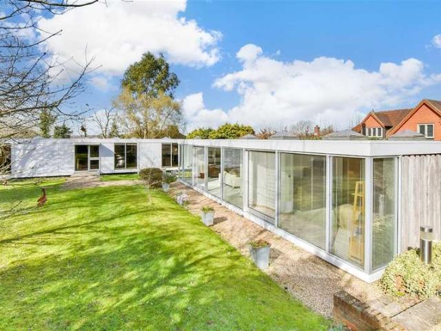 Bungalow for sale in Ashtead Park, Pachesham Park